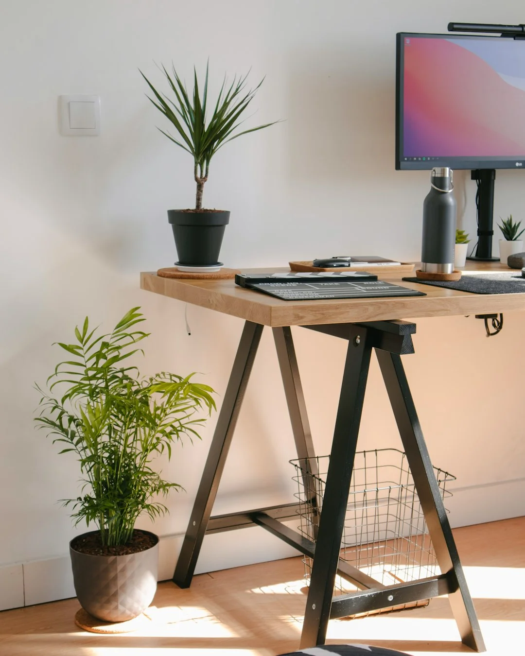Gros plan sur des mains utilisant un site d’achat sur l’écran d’un ordinateur portable, en intérieur.